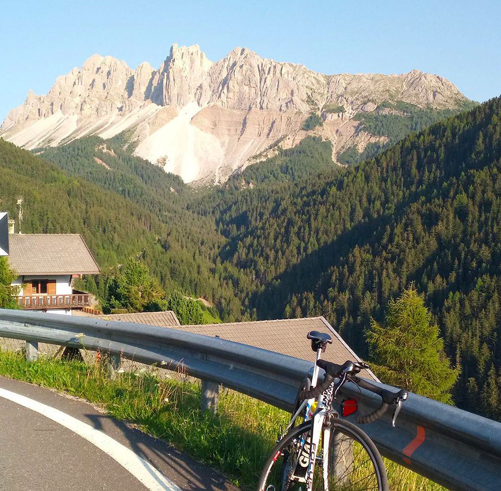 auffahrt zum würzjoch von brixen aus mit blick auf den peitlerkofel