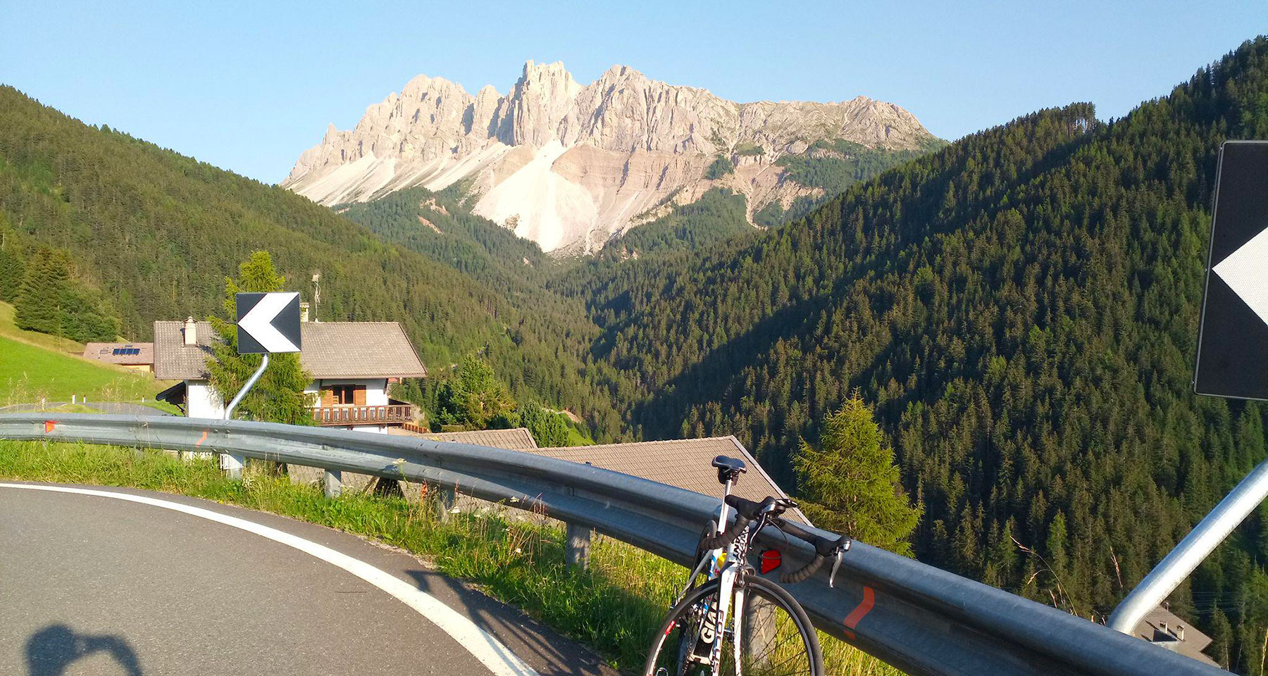 auffahrt zum würzjoch von brixen aus mit blick auf den peitlerkofel