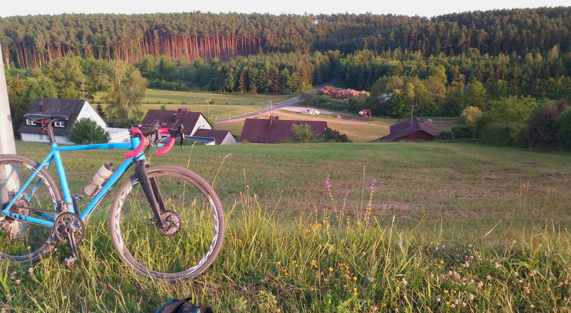 blaues gravelbike bei erlachsmuehle