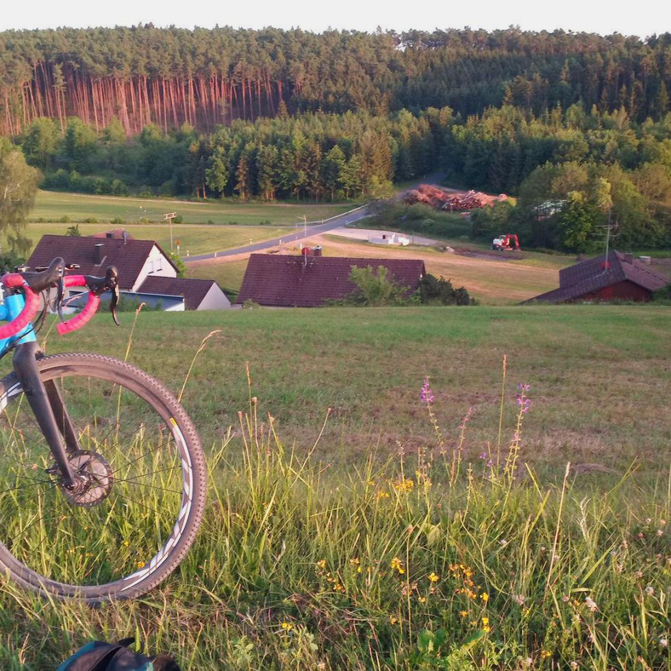 blaues gravelbike bei erlachsmuehle