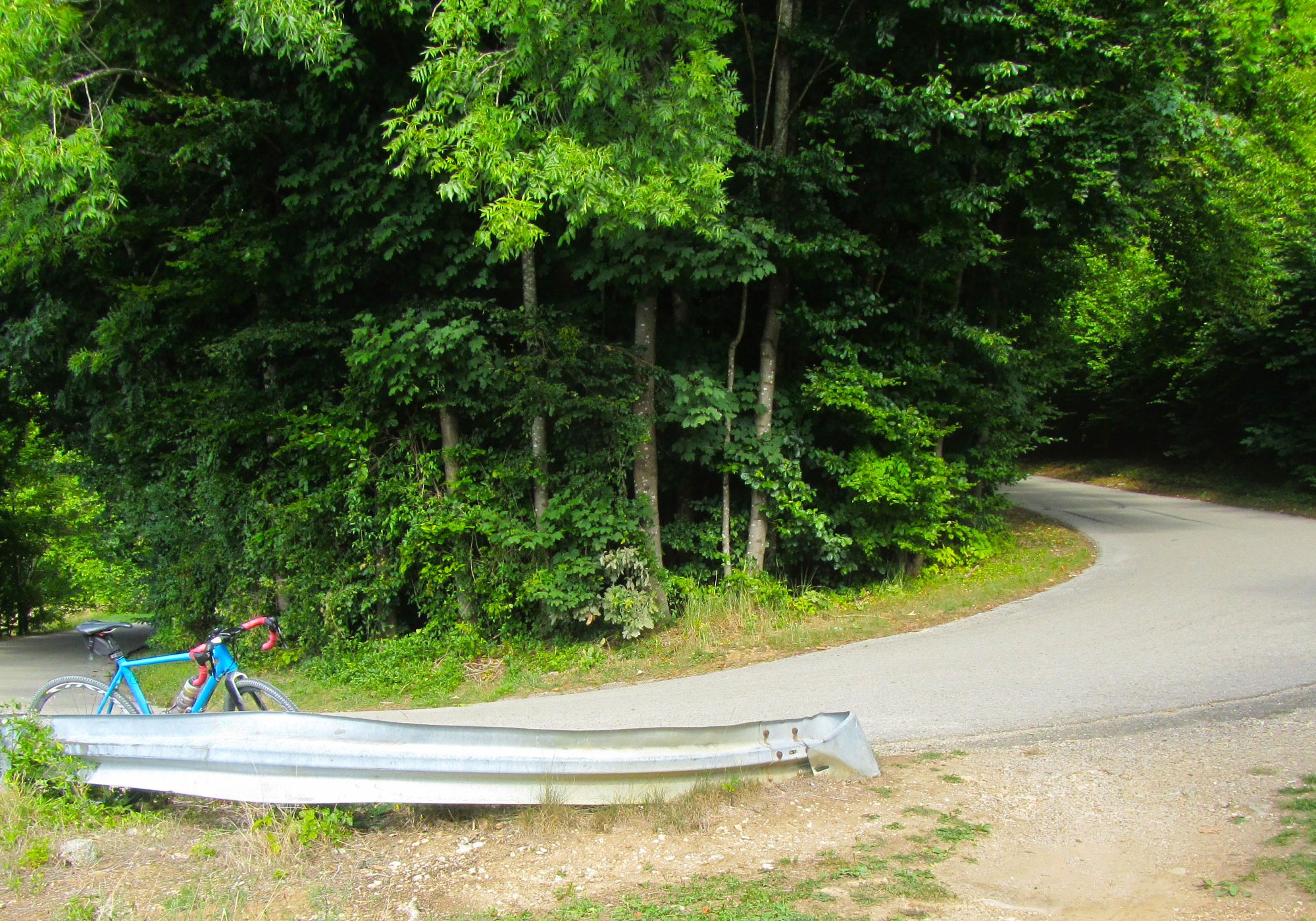bergaufkehre in mittelfranken mit blauem rennrad