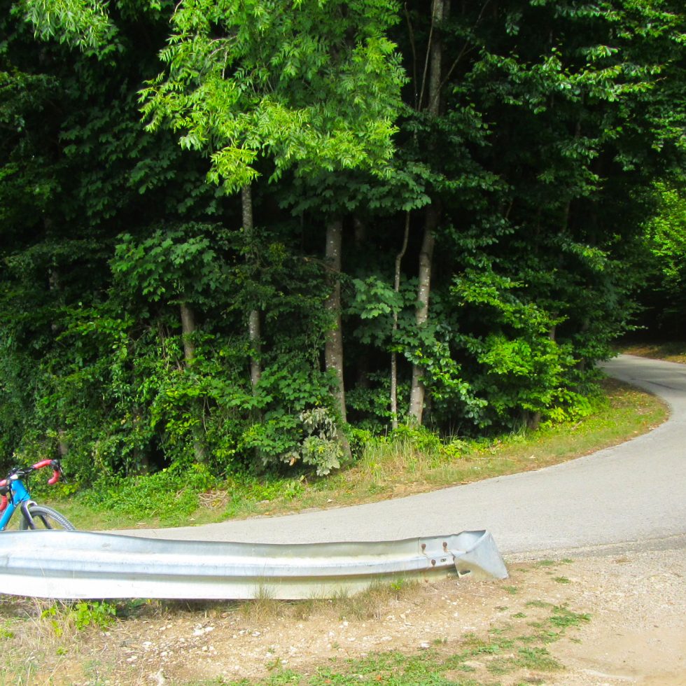 bergaufkehre in mittelfranken mit blauem rennrad