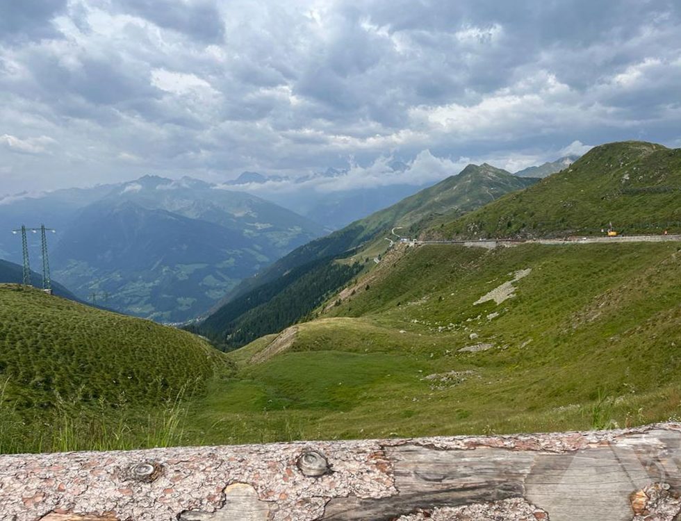 blick von der jaufen passhoehe in richtung sterzing