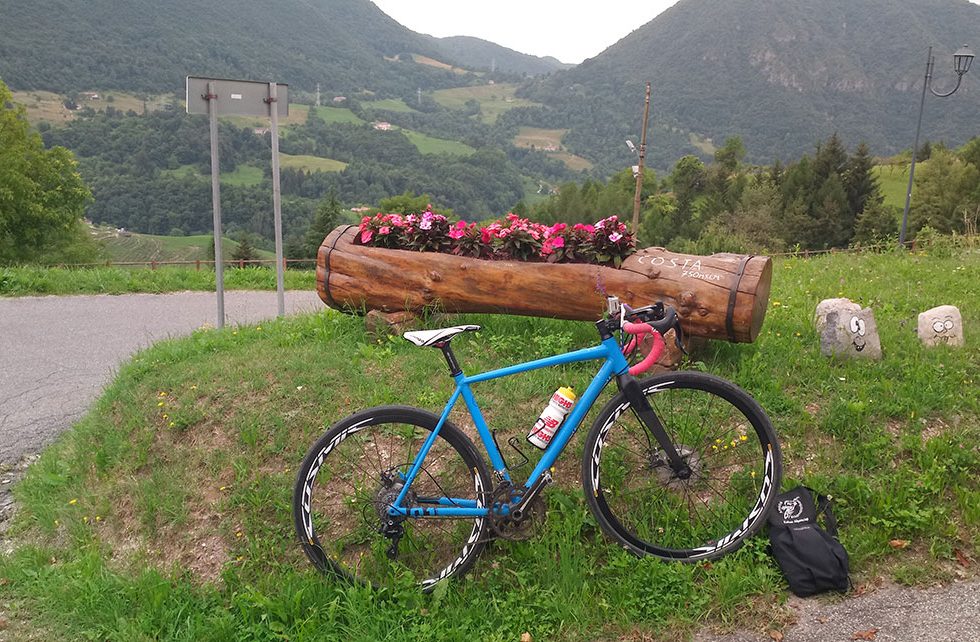 blaues gravelbike am ortseingang von costa
