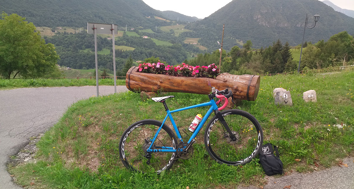 blaues gravelbike am ortseingang von costa