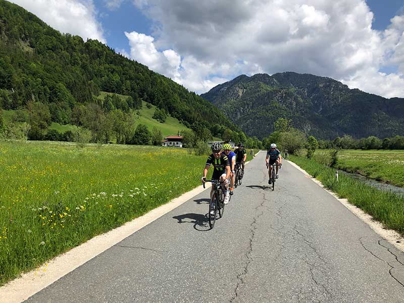 4 rennradler unterwegs im chiemgau