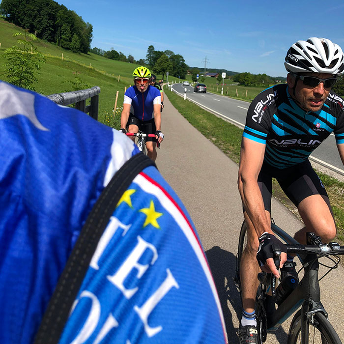 rennragdruppe auf radweg im chiemgau