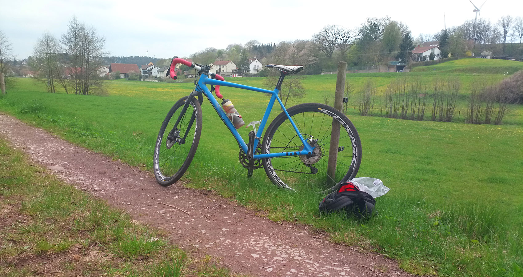 mit dem blauen gravelbike unterwegs im erlachstal