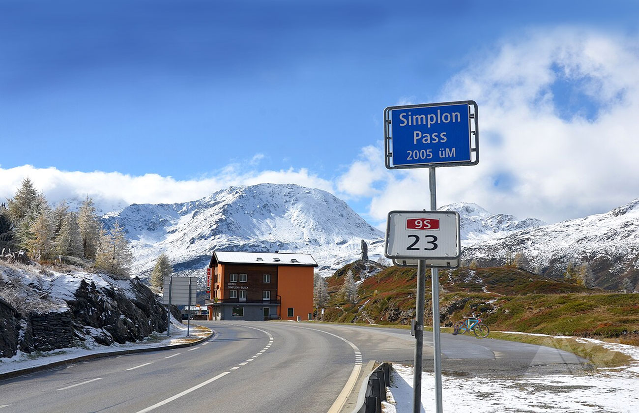 simplon passhoehe mit schild