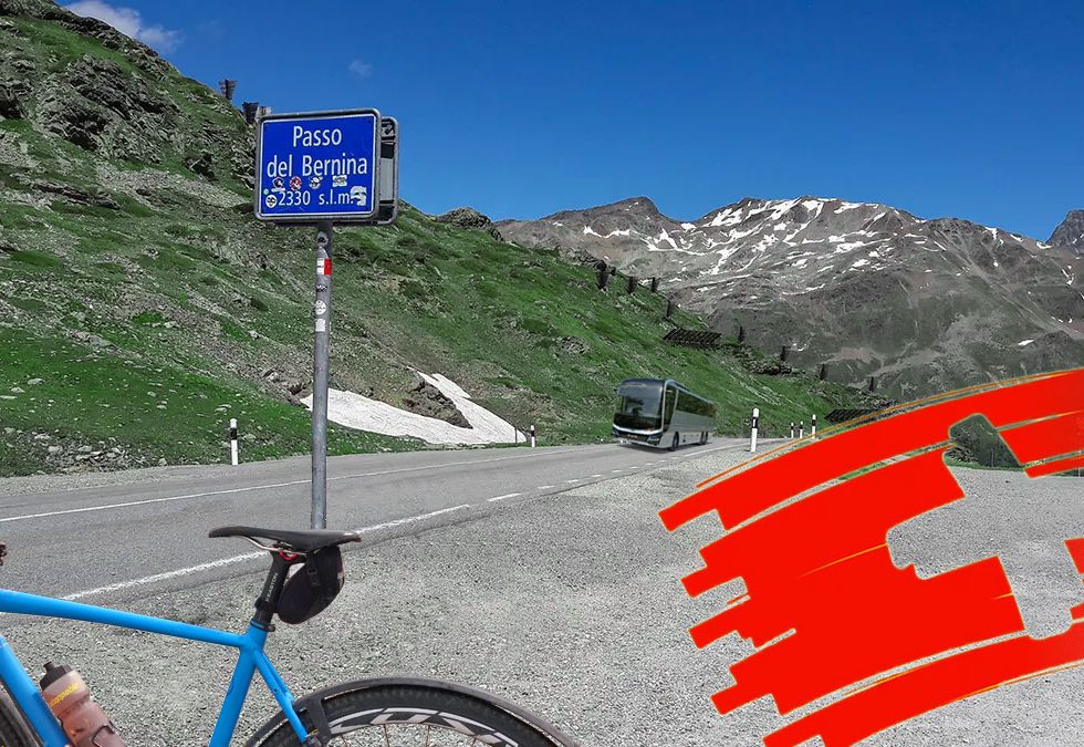 passhoehe bernina mit blauem gravelbike