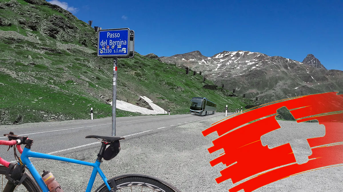 passhoehe bernina mit blauem gravelbike