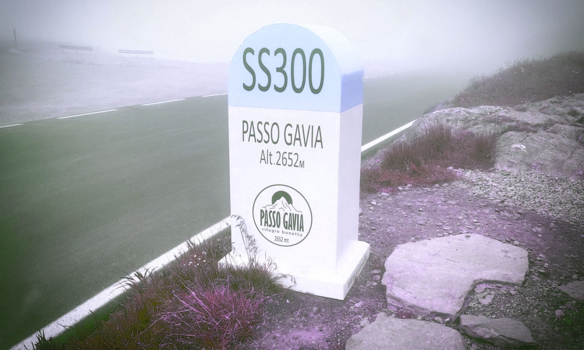 hm-stein auf passhöhe des gavia