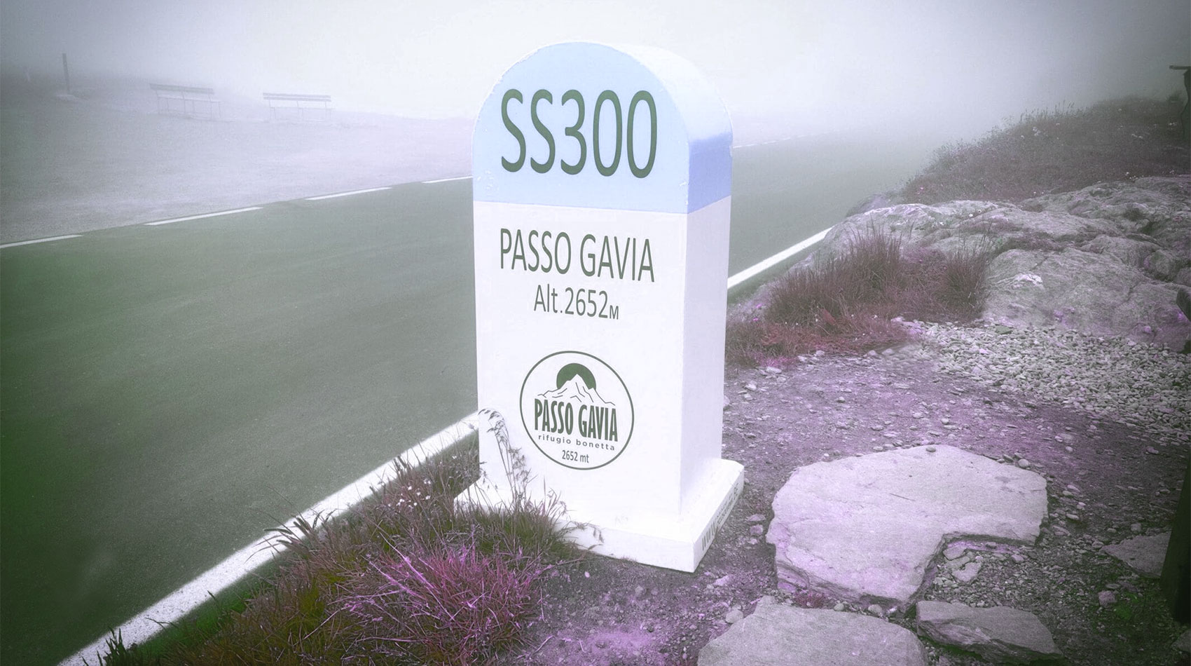 hm-stein auf passhöhe des gavia