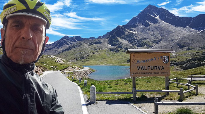 portrait am gaviapass mit bergsee