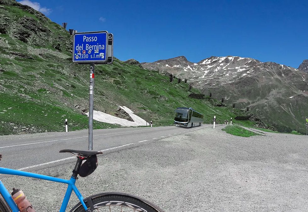 passhoehe bernina mit blauem gravelbike
