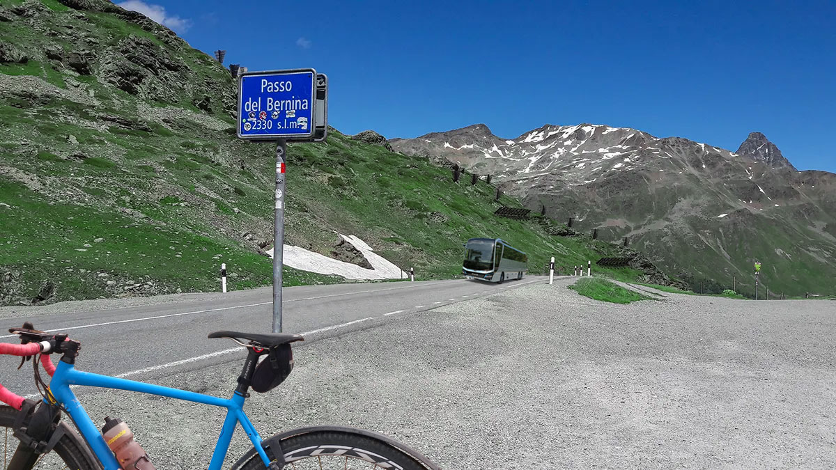 passhoehe bernina mit blauem gravelbike