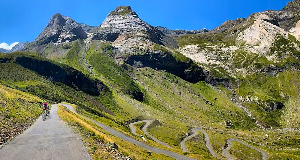 strasse auf circe de troumouse mit rennradfahrer