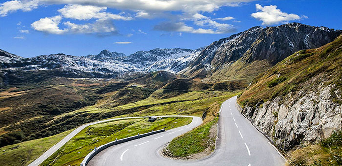 bergpanorama oberalp-pass mit kehren
