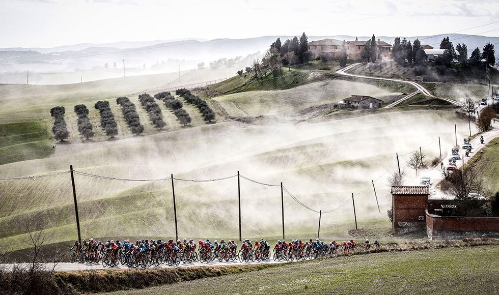 radrennen strade bianche mit fahrerfeld in toskanischer landschaft