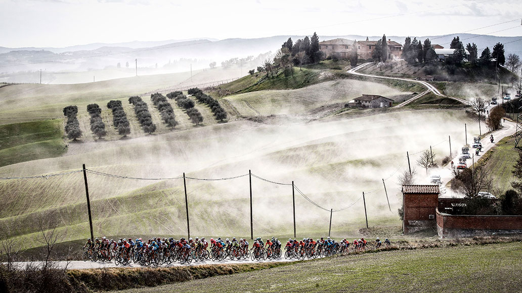 radrennen strade bianche mit fahrerfeld in toskanischer landschaft