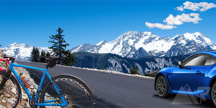 auffahrt zum col de la loze - blaues gravelbike-blauer sportwagen-mont blanc