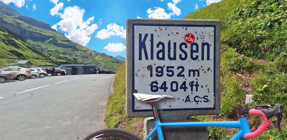 blaues gravelbike am schild der passhoehe klausenpass