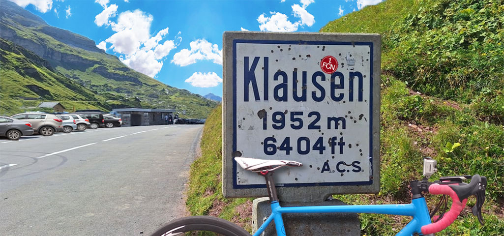 blaues gravelbike am schild der passhoehe klausenpass