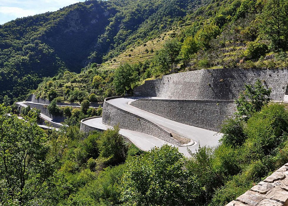 panoramabild serpentinen am col de turini