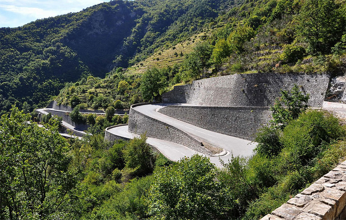 panoramabild serpentinen am col de turini